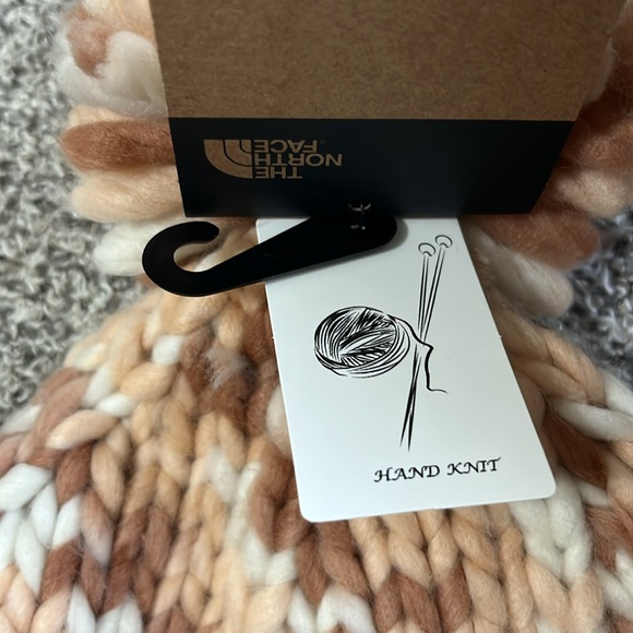 NWT NORTH FACE WINTER BEANIE - Picture 3 of 4